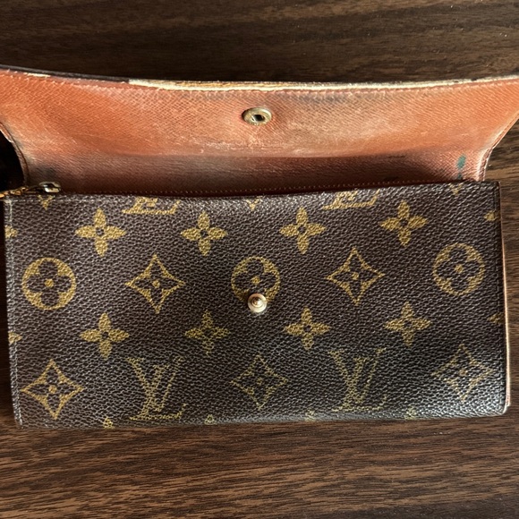 Louis Vuitton Monogram Sarah Wallet - Picture 8 of 12